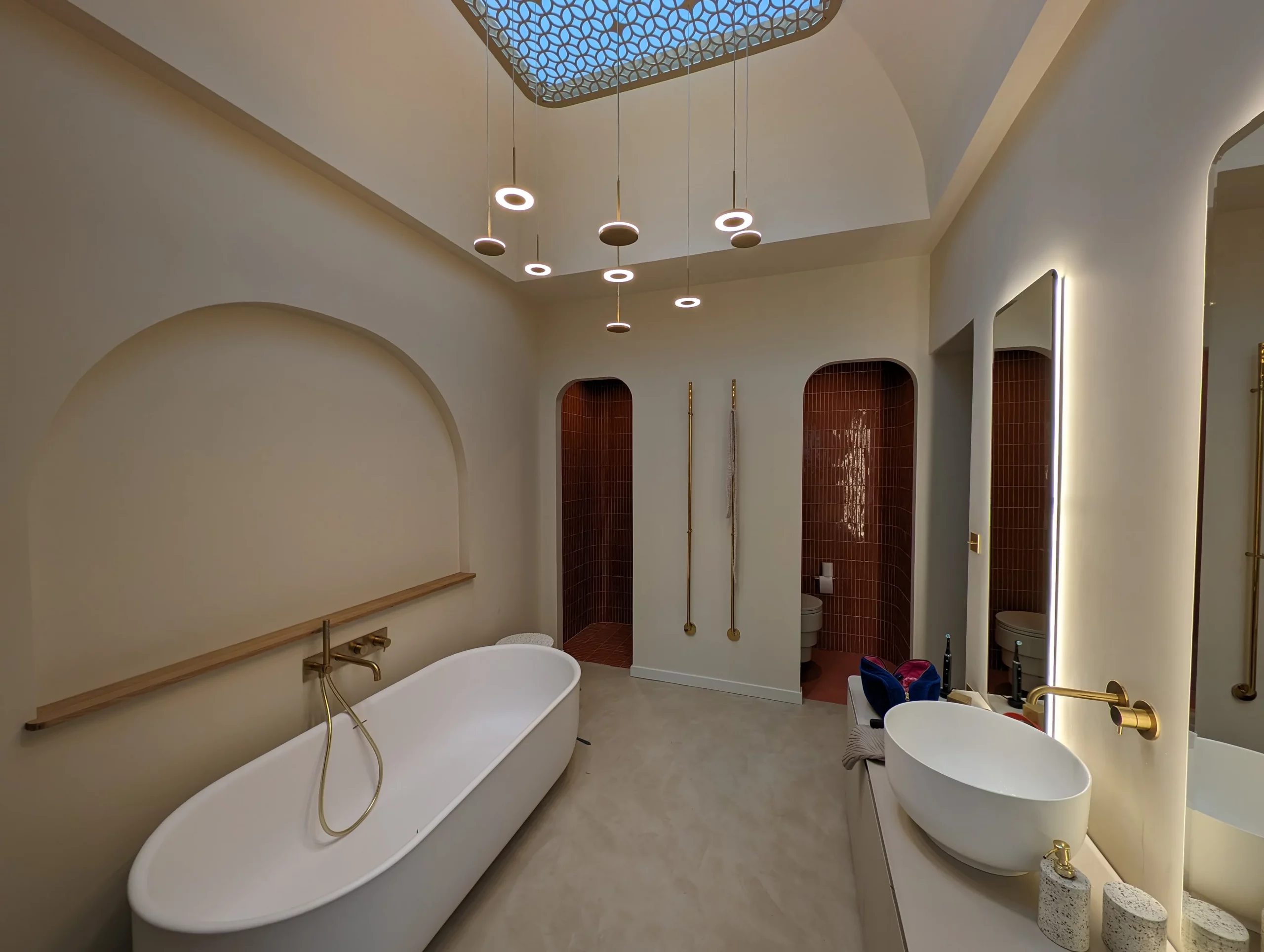 Photo salle de bain avec éclairage tamisé et peinture de qualité